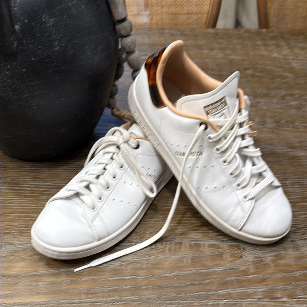 Adidas White Leather Sneakers Minimalist Design unisex 8.5 Gently used.